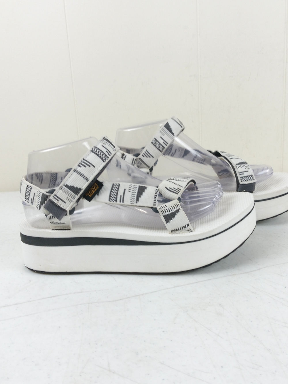 Teva White and Gray Patterned Flatform Sandals Women Size 8 Strappy Slingback